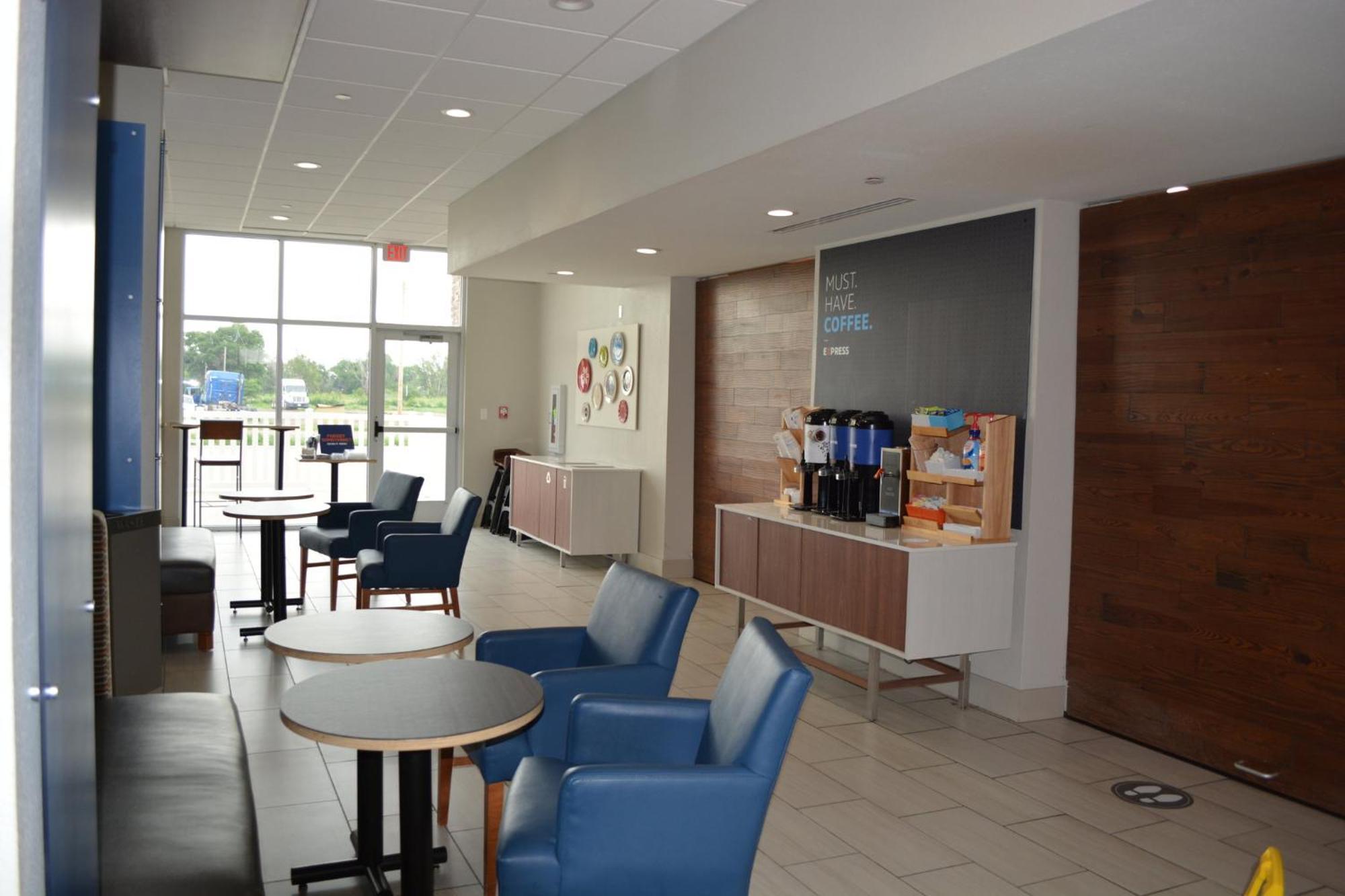 Holiday Inn Express & Suites Liberal Exterior photo