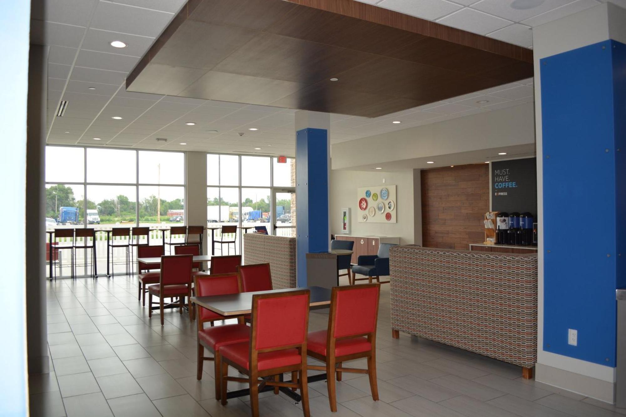 Holiday Inn Express & Suites Liberal Exterior photo