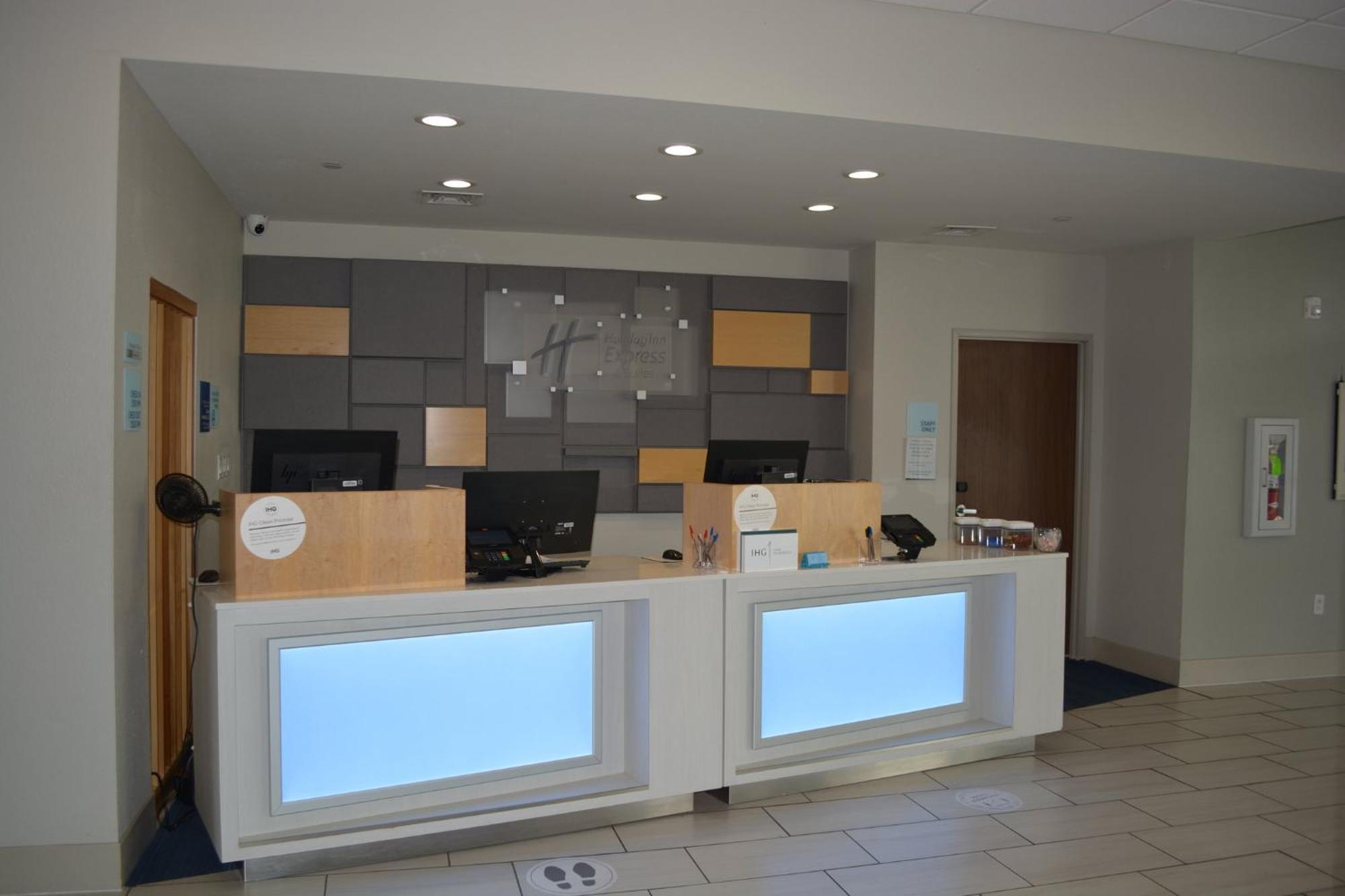 Holiday Inn Express & Suites Liberal Exterior photo