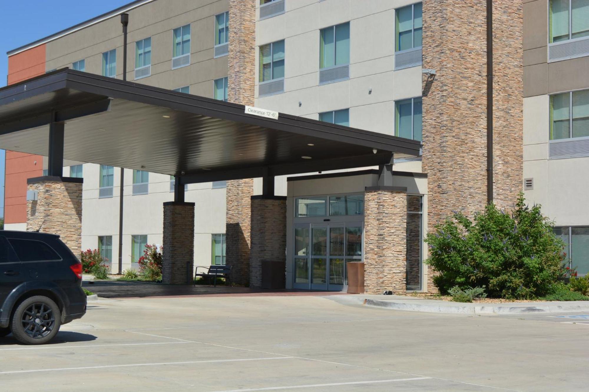 Holiday Inn Express & Suites Liberal Exterior photo