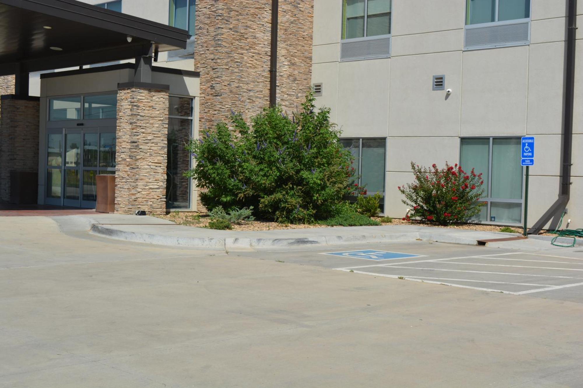 Holiday Inn Express & Suites Liberal Exterior photo